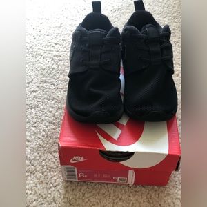 Nike toddler Nike Roshe black size 8c